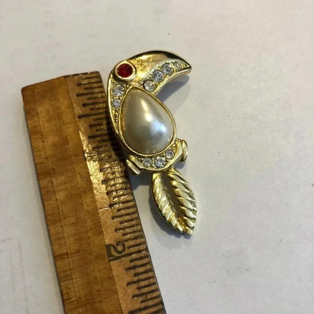 Beautiful Perl and Crystal Parrot Brooch
